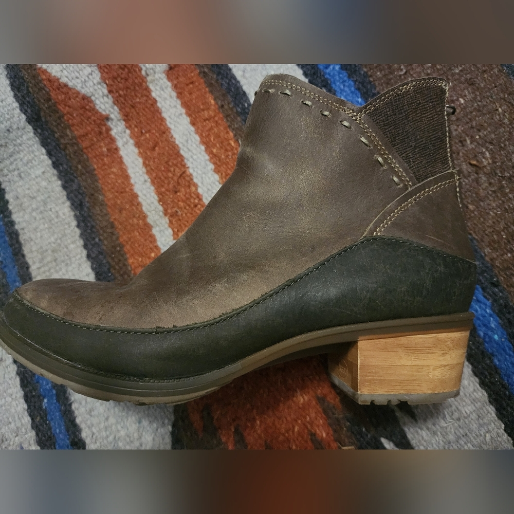 Chaco  Cataluña Elegant Two-Tone Ankle Boots